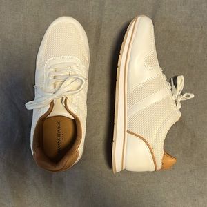 Size 8 women’s banana republic cream/white sneaker. BRAND NEW. Never worn.